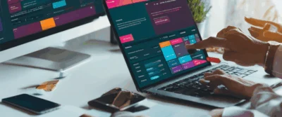 Comparatif : 7 modules de FAQ interactives pour répondre aux questions salariales